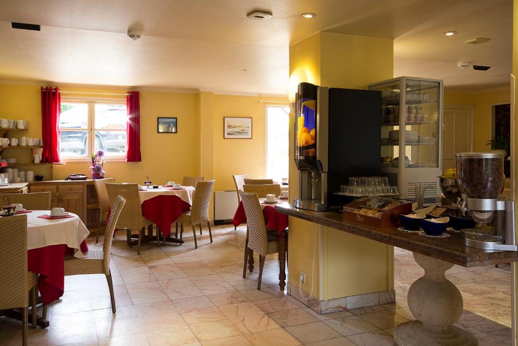 Restaurace v ubytování Hôtel Le Dauphin