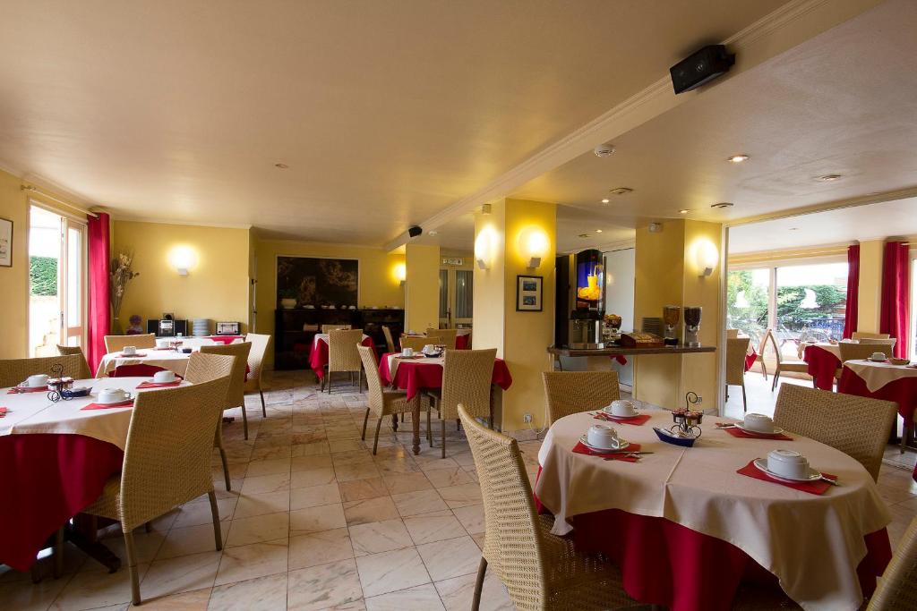 Restaurace v ubytování Hôtel Le Dauphin