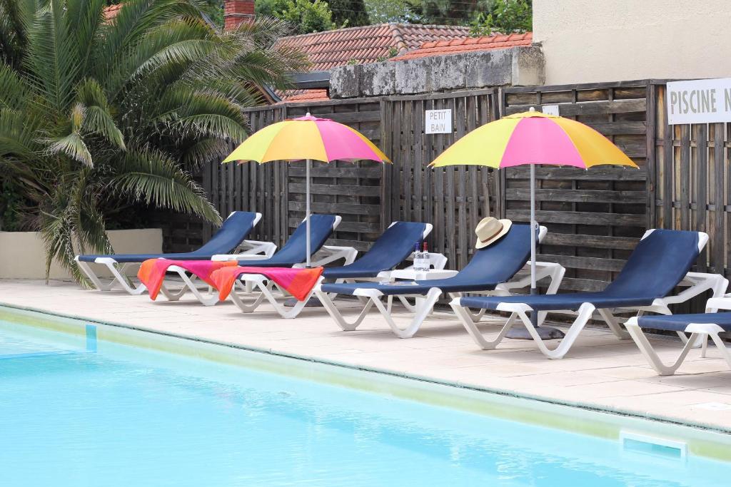 Bazén v ubytování Hôtel Le Dauphin nebo v jeho okolí