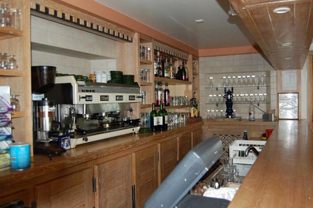 a kitchen with a counter and a bar with aperature at Hotel Restaurant Noblia in Bidarray