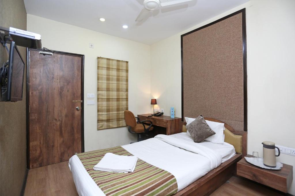 Postel nebo postele na pokoji v ubytování Hotel Rushabh Home