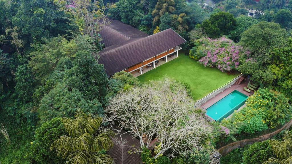 uma vista superior de uma casa no meio de uma floresta em Kings Pavilion Luxury Hotel em Kandy