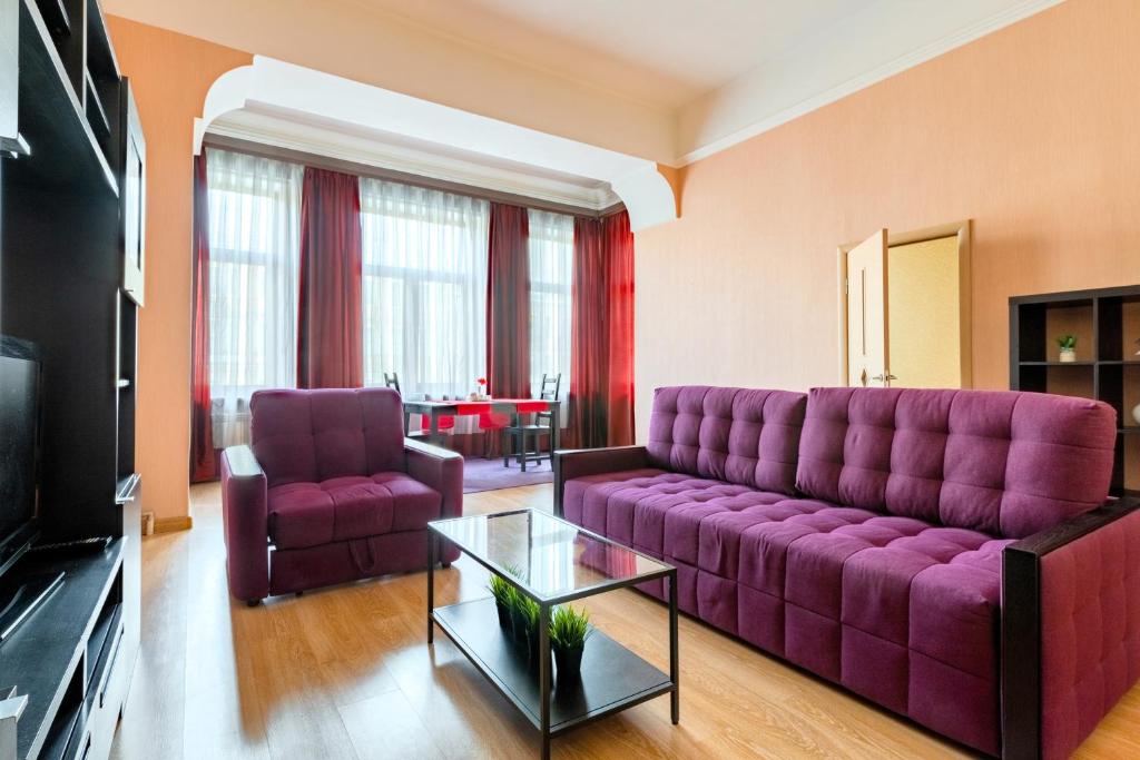 sala de estar con sofá púrpura y mesa en LetoPlace NEVSKY - 2 ROOMS - 5 GUESTS - 80m2, en San Petersburgo