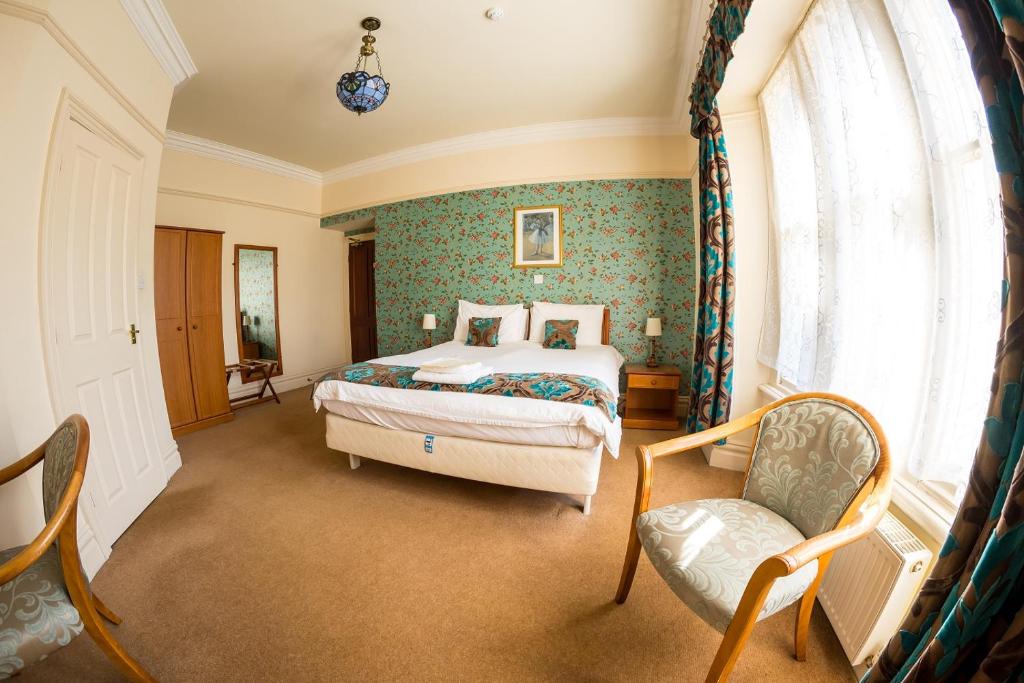 Farnley Tower Guesthouse - En Suite Double Room