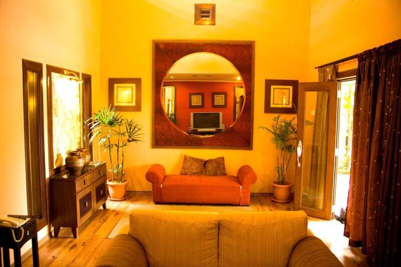 - un salon avec un canapé et un miroir dans l'établissement A'Famosa Villas, à Ayer Keroh