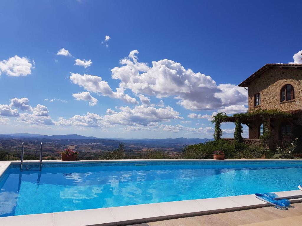 una piscina di fronte a una casa di Villa Bella Costa a Monticello