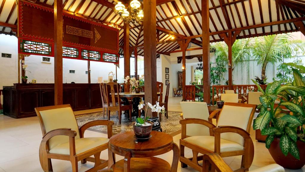 Un restaurante u otro lugar para comer en Diana Hotel Jogja