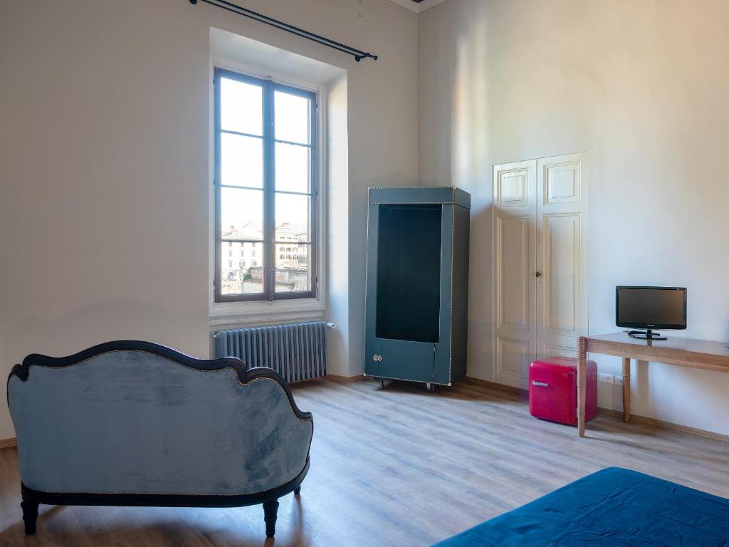 a living room with a couch and a television at B&B Stupido Hotel in Florence