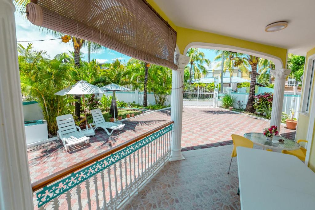 Bella Guesthouse Charming Beachfront Stay - 3