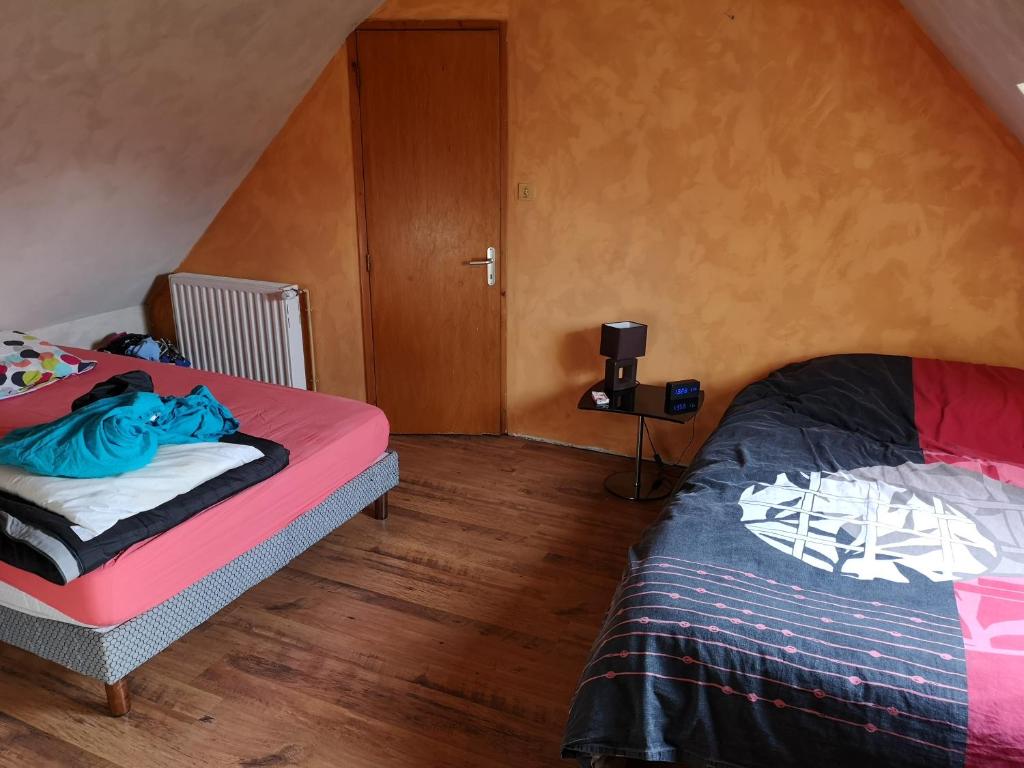 Een bed of bedden in een kamer bij Maison Arnage 24 heures du Mans