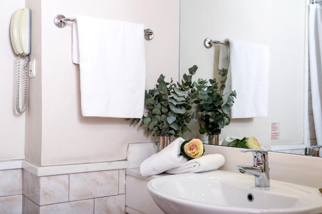 
Family Room (2 Adults + 2 Children)
