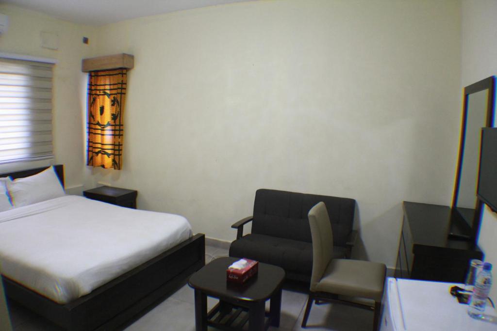 Postel nebo postele na pokoji v ubytování Murex Plaza Hotel & Suites