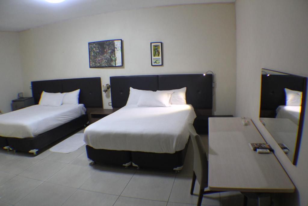 Postel nebo postele na pokoji v ubytování Murex Plaza Hotel & Suites