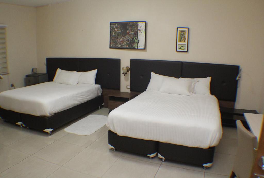 Postel nebo postele na pokoji v ubytování Murex Plaza Hotel & Suites
