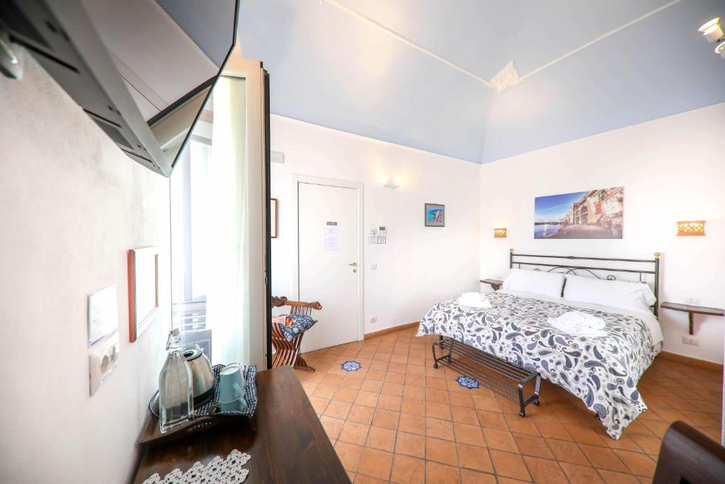 sypialnia z łóżkiem w pokoju w obiekcie Agrodolce B&B w Cefalù