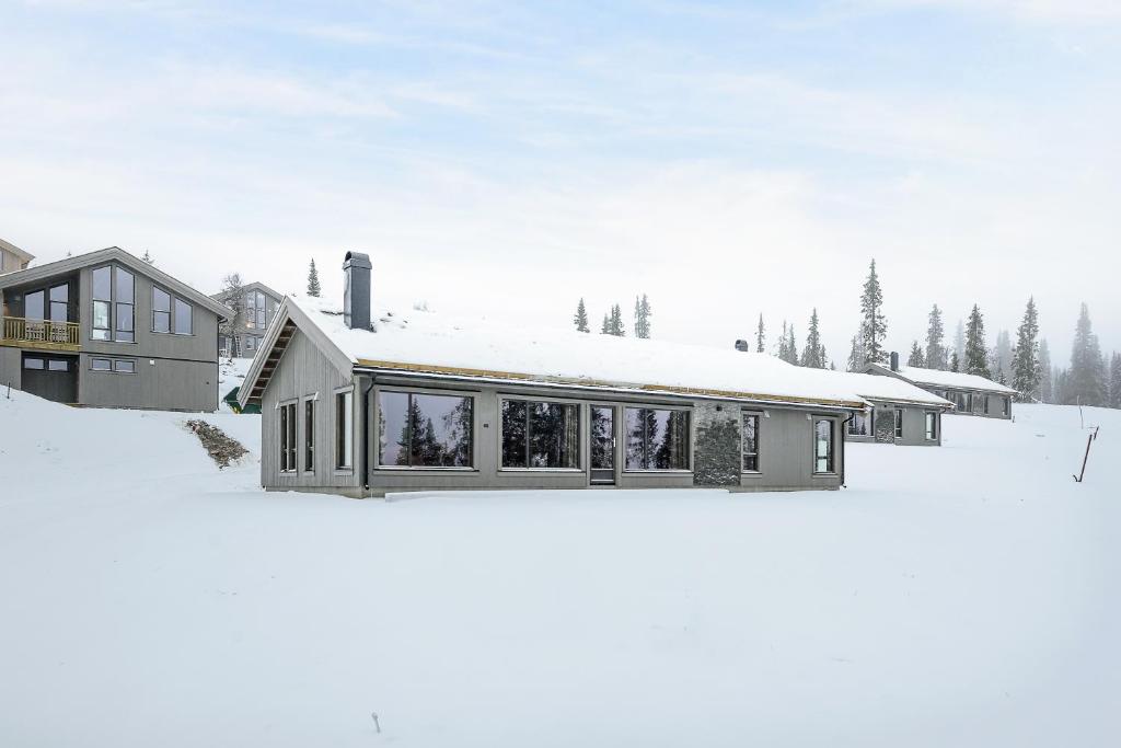 a house in the snow with snow at Varden Fjellandsby Kvitfjell in Kvitfjell