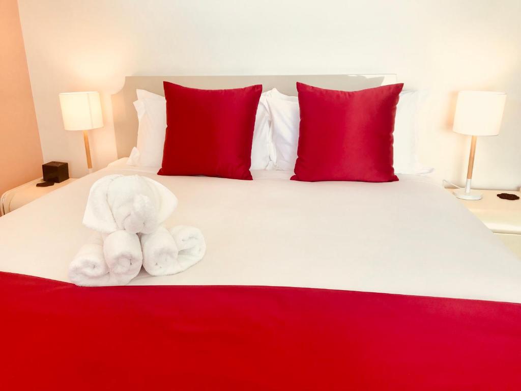 Postel nebo postele na pokoji v ubytování Bealey Plaza Motel