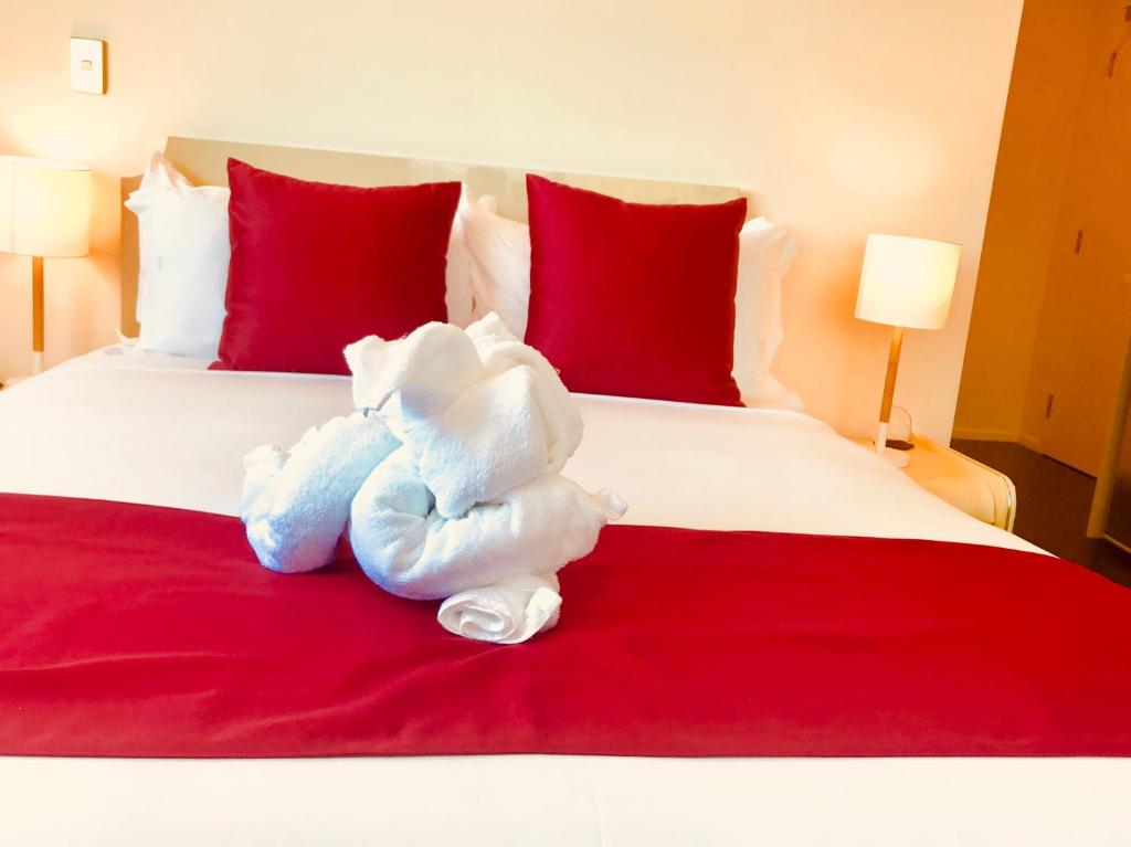 Postel nebo postele na pokoji v ubytování Bealey Plaza Motel