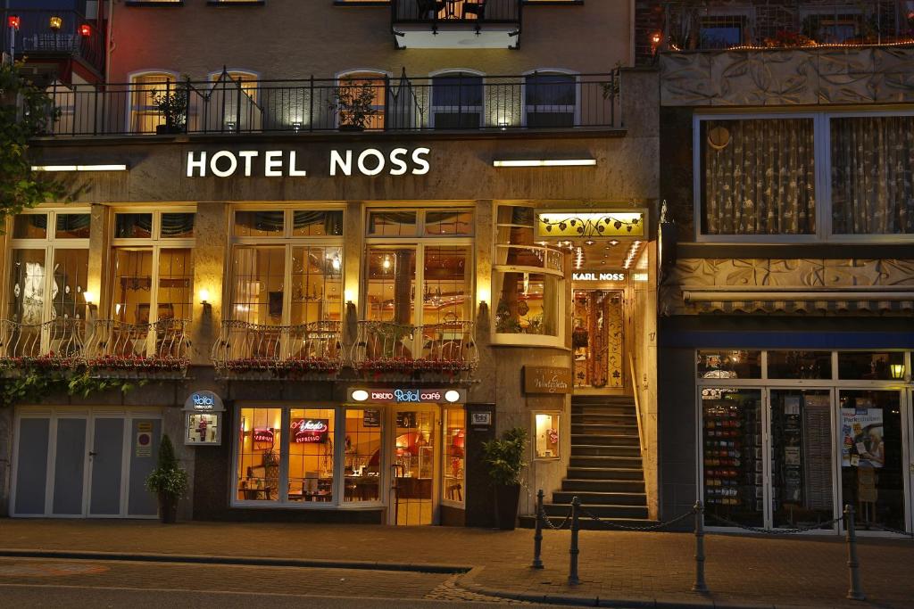 een hotel noss bord aan de zijkant van een gebouw bij Hotel Karl Noss in Cochem