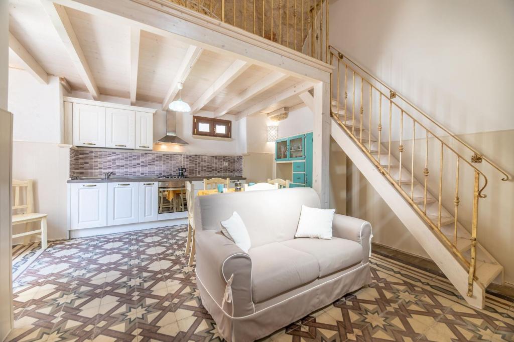 un soggiorno con divano e una scala di Conte Luxury Apartment by Salento Affitti a Racale