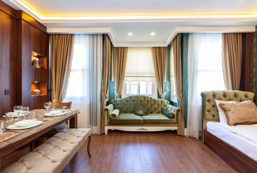 - un salon avec un canapé et une table dans l'établissement Rose Mansion by Otantik Suites, à Istanbul