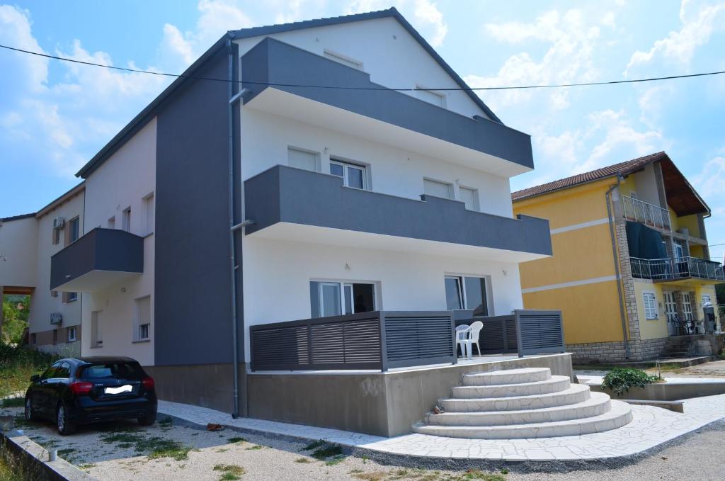 ein Haus in Blau und Weiß in der Unterkunft Afrodita in Gornji Karin