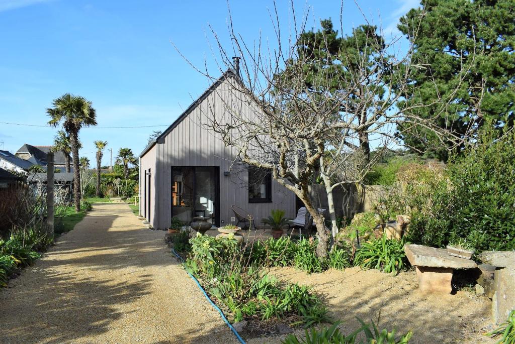 Gallery image of Maison NEUVE avec jardin clos à 150m de la plage de Tourony 31 in Trégastel