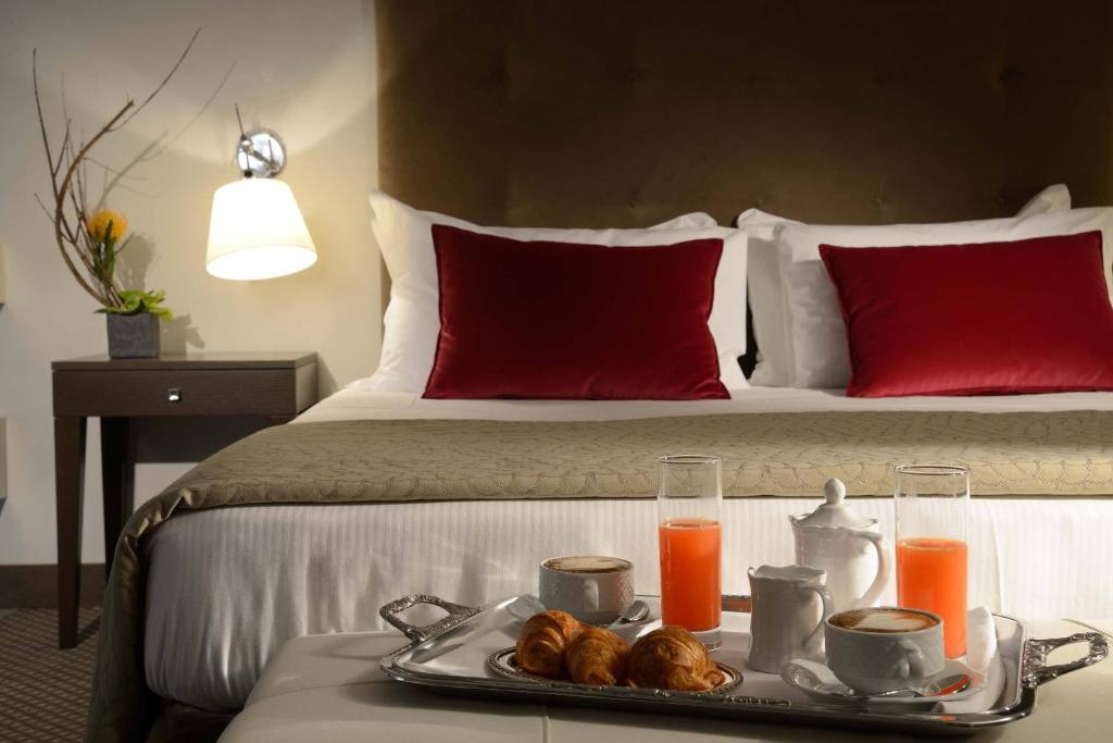 Postel nebo postele na pokoji v ubytování Colonna Palace Hotel