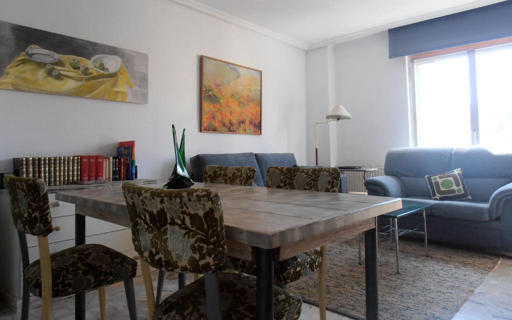 a living room with a wooden table and chairs at LA GALERÍA in Avila