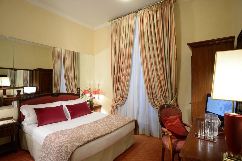 Postel nebo postele na pokoji v ubytování Colonna Palace Hotel