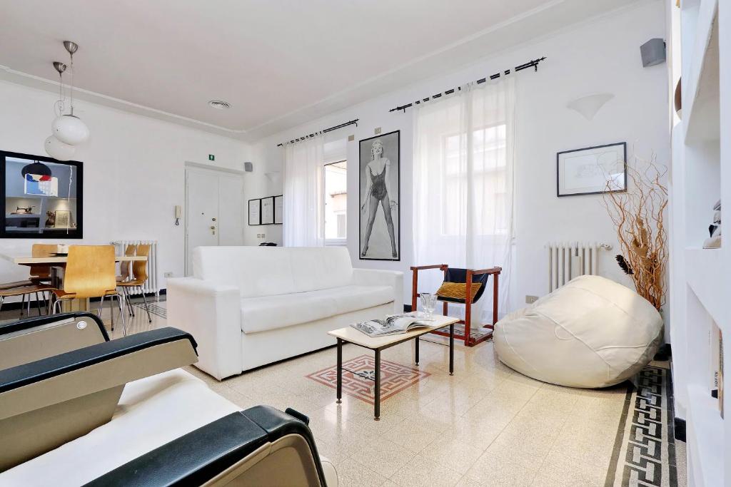 un soggiorno con divano bianco e tavolo di Clementina a Roma
