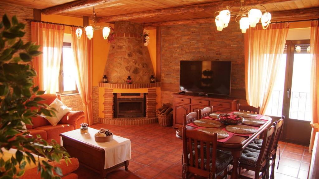 uma sala de estar com uma mesa e uma lareira em La Casa de la Abuela Mari em Trescasas