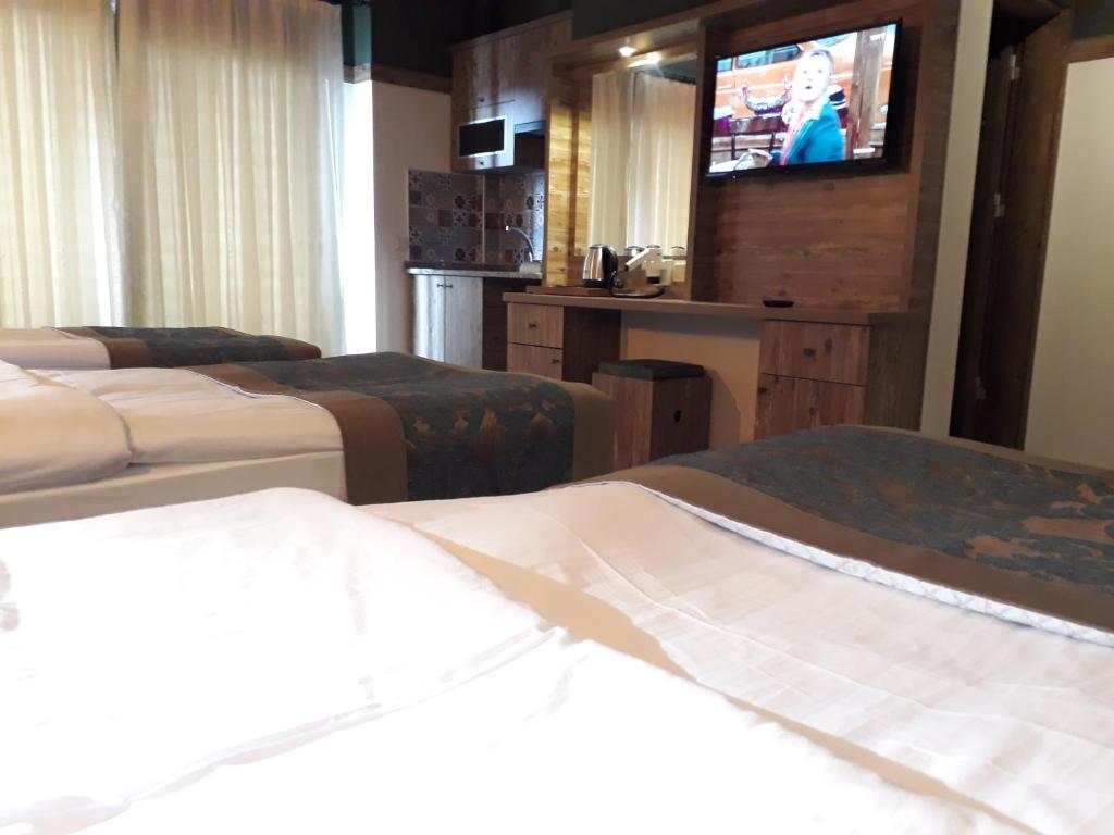 Postel nebo postele na pokoji v ubytování THE SARIGERME INN