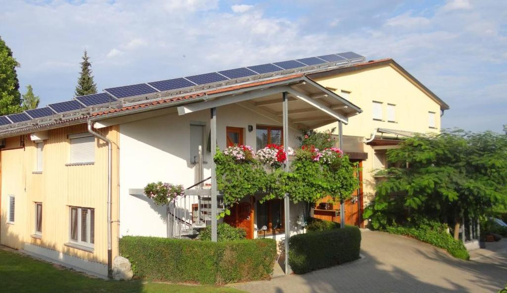 uma casa com painéis solares no telhado em Zum Rebberg Ferienwohnungen em Friburgo em Brisgóvia