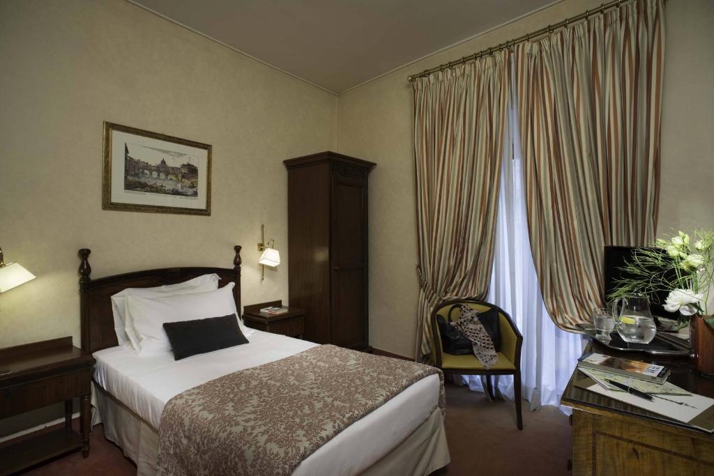 Postel nebo postele na pokoji v ubytování Colonna Palace Hotel