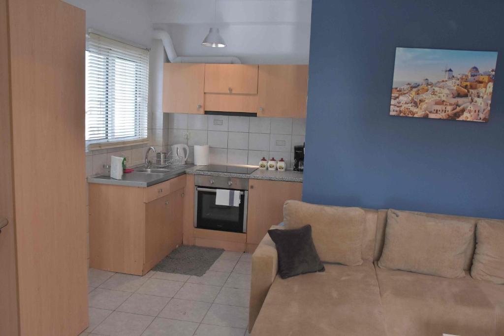 salon z kanapą i kuchnią w obiekcie Double M near Athens Airport w mieście Markopoulo Mesogaias
