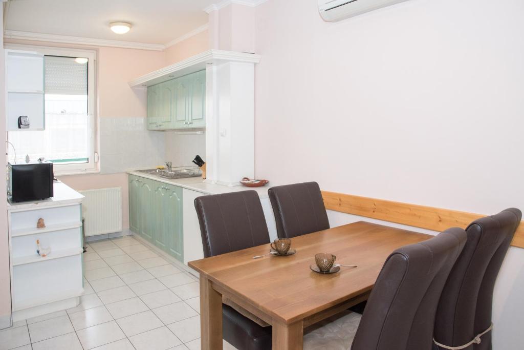 Kuchyňa alebo kuchynka v ubytovaní Centrum 2 Apartmanok