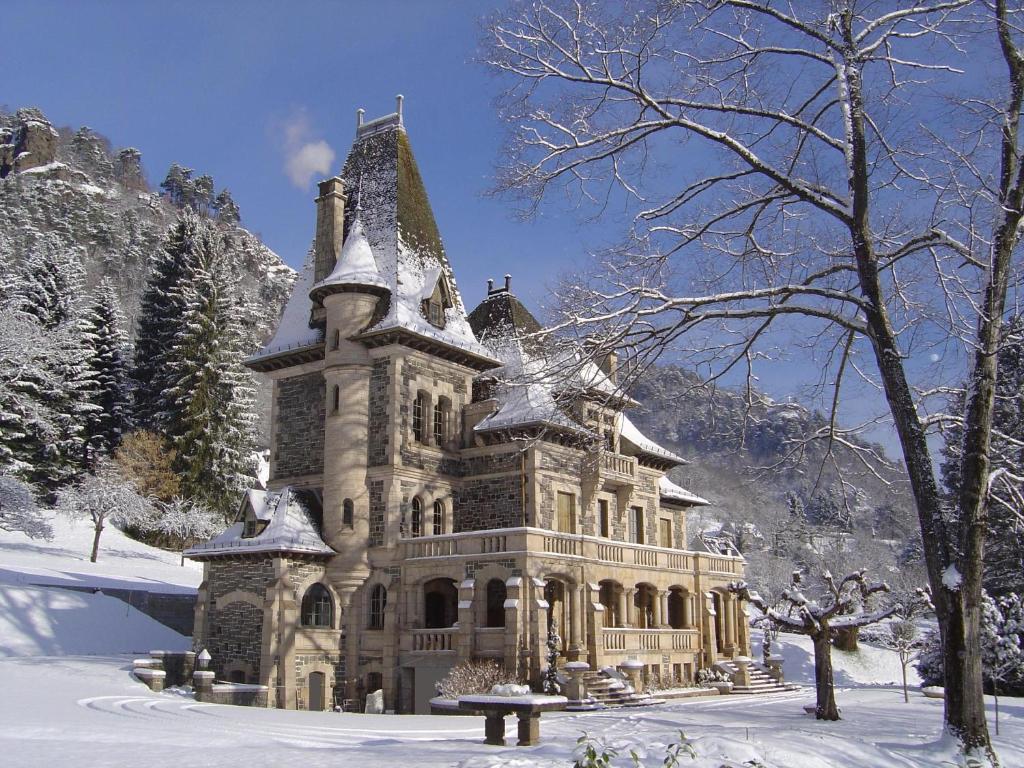 une vieille maison dans la neige avec de la neige dans l'établissement Le Terrondou, à Vic-sur-Cère