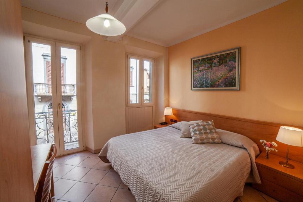 1 dormitorio con cama y ventana en Eliseo B&B Ristorante, en Gallicano