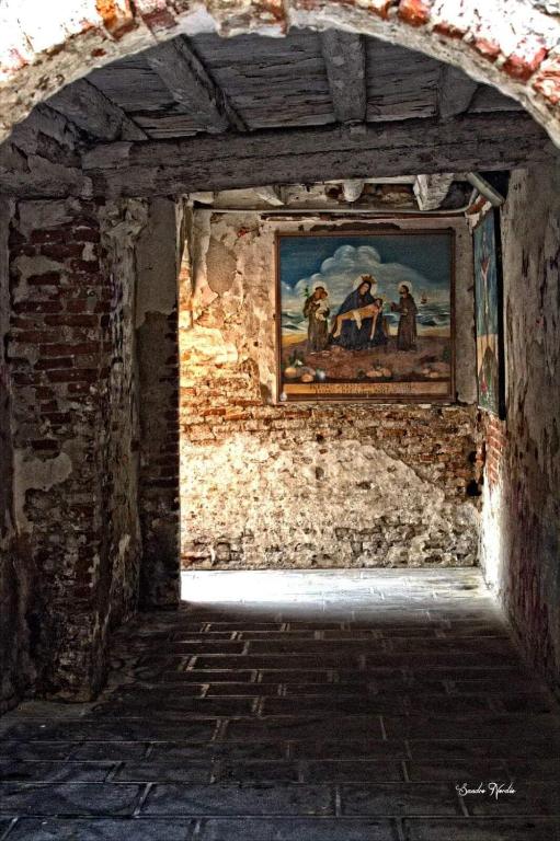 a painting on the wall of a room in a castle at Casa Mafalda in Chioggia
