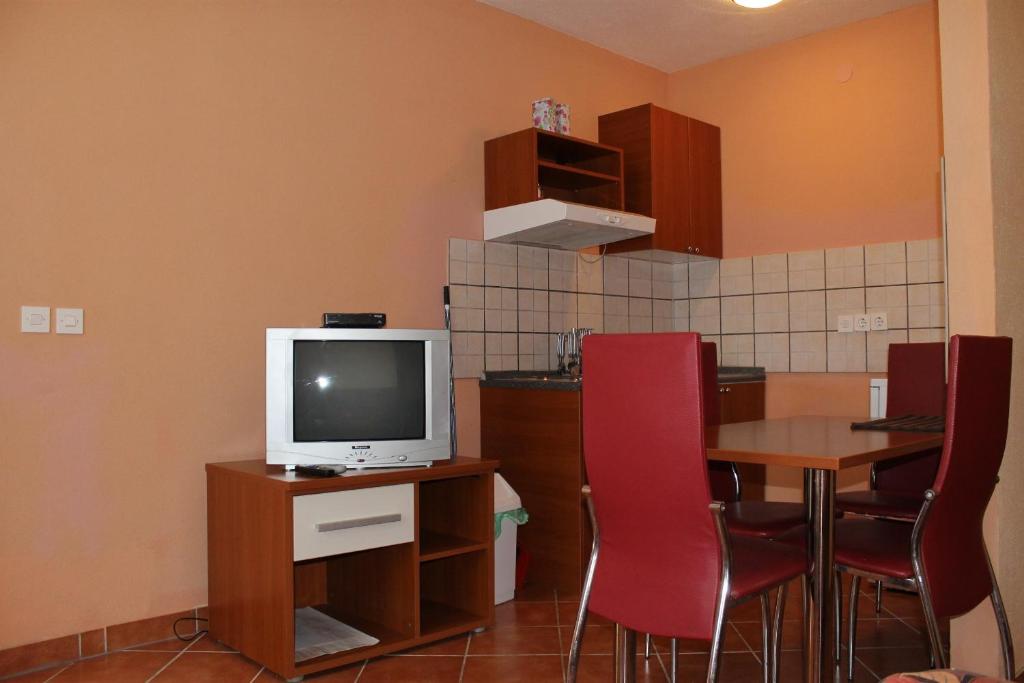 Telewizja i/lub zestaw kina domowego w obiekcie Apartments Isabela