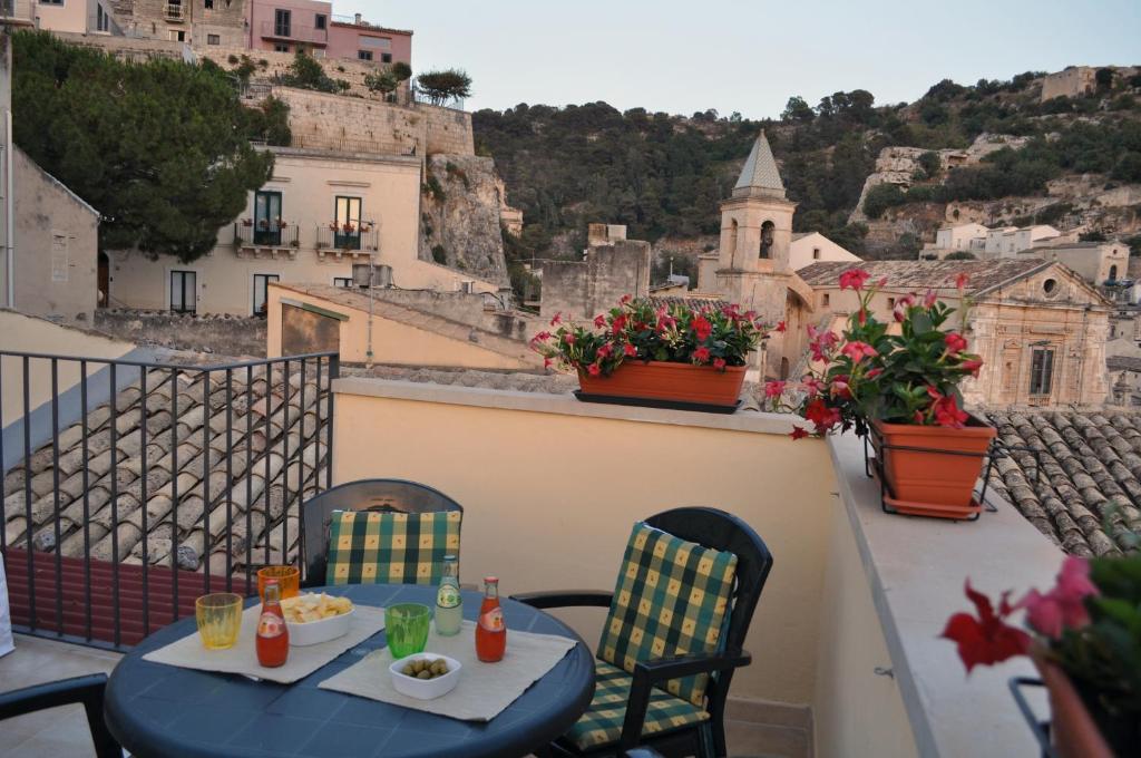 a table and chairs on a balcony with a view at B&B Casa Lucrezia in Scicli