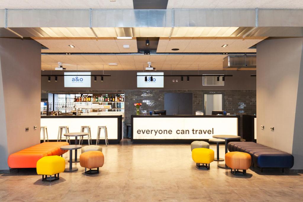 Lounge oder Bar in der Unterkunft a&o Hamburg City