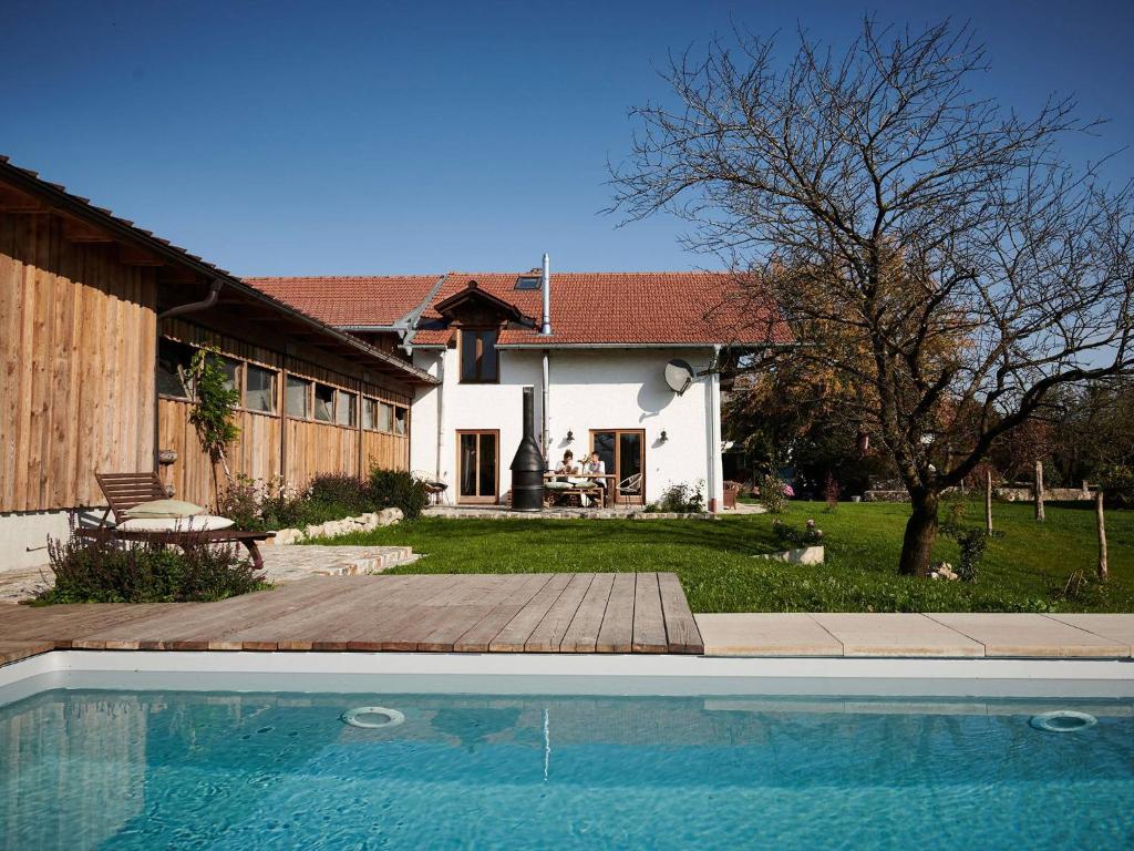 une maison avec une piscine en face d'une maison dans l'établissement Huberhof, à Wonneberg