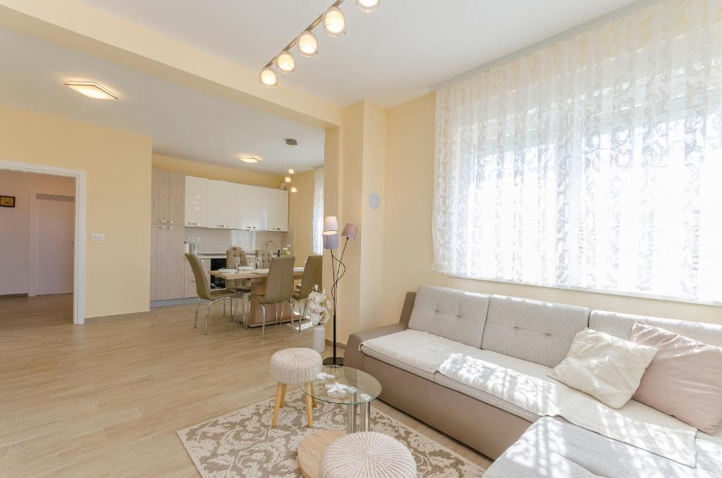 Posedenie v ubytovaní Apartments Luxury and Sea View