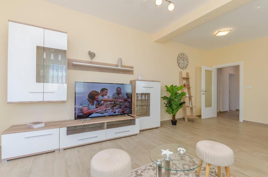 Televízia a/alebo spoločenská miestnosť v ubytovaní Apartments Luxury and Sea View