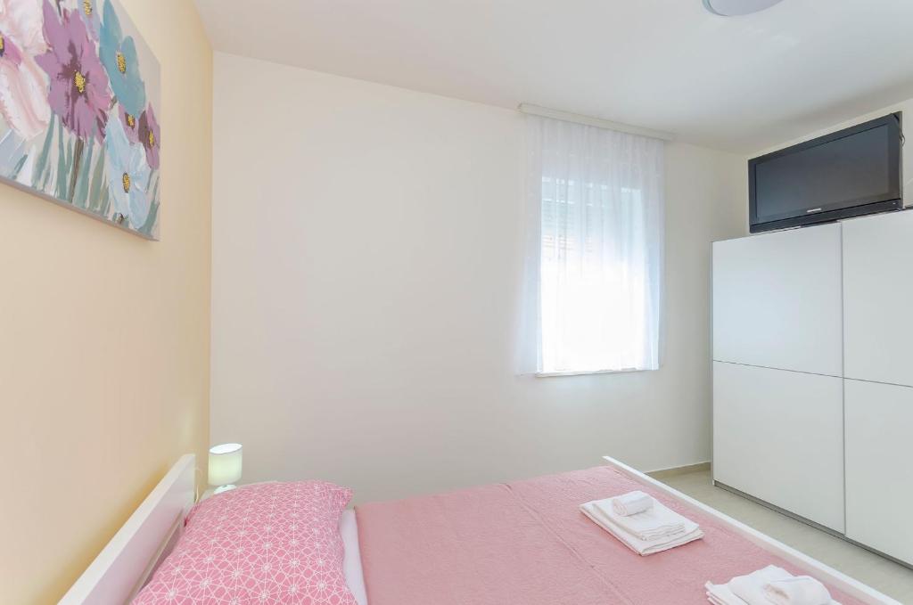 Televízia a/alebo spoločenská miestnosť v ubytovaní Apartments Luxury and Sea View