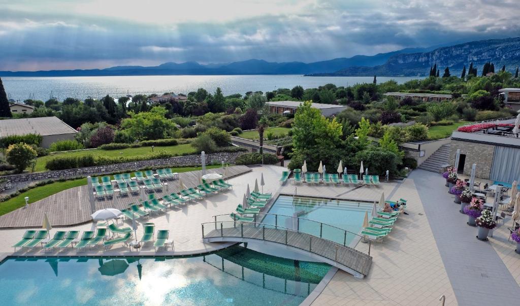 una vista aérea de un complejo con piscina y sillas en Parc Hotel Germano Suites & Apartments, en Bardolino