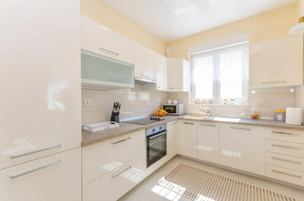 Kuchyňa alebo kuchynka v ubytovaní Apartments Luxury and Sea View