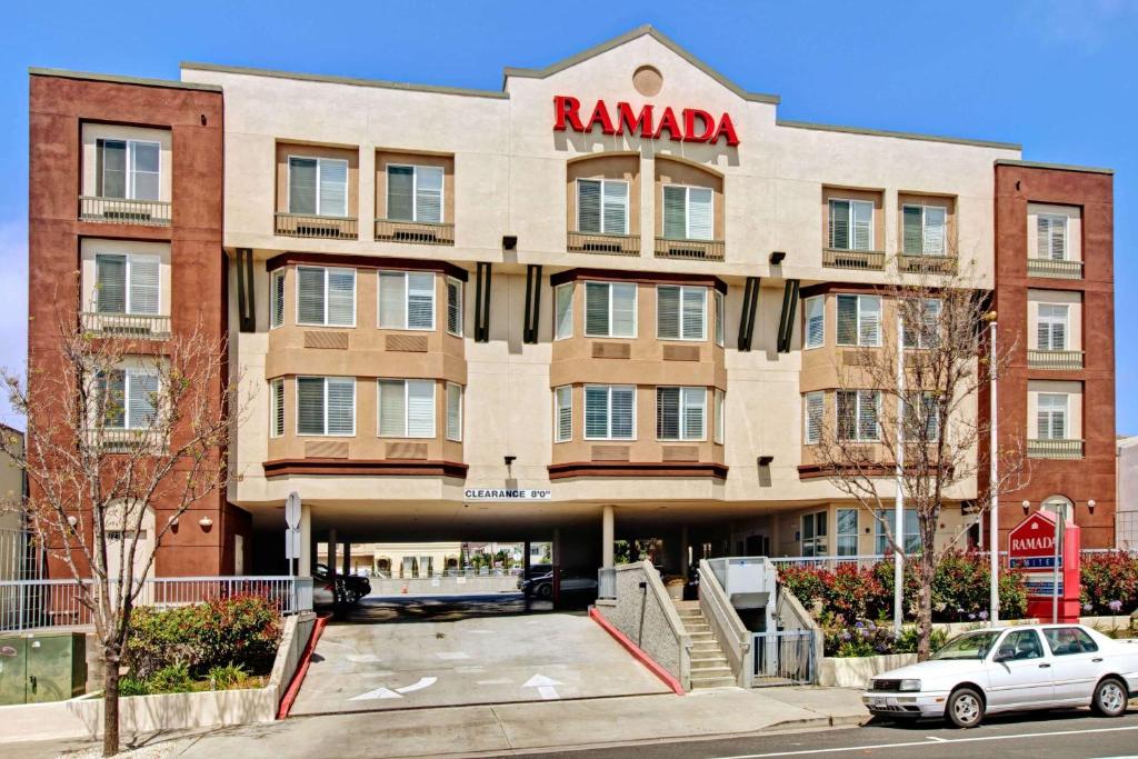 un edificio con un cartello di Aania sulla parte anteriore di Ramada Limited and Suites San Francisco Airport a South San Francisco